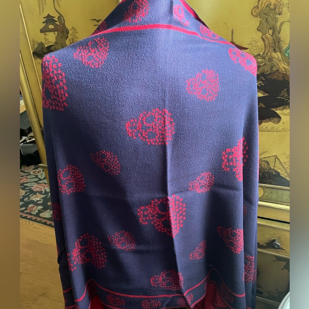 ALEXANDER McQUEEN Navy Blue & Red Star SKULL Wrap Scarf Shawl Soft Cashmere - Picture 2 of 4
